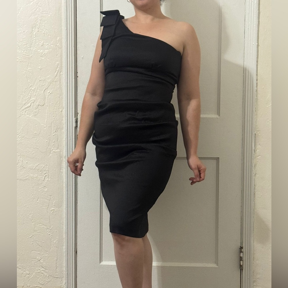 Elegant Black One-Shoulder Dress Size 12. Vestido Elegante Negro  Talla 12